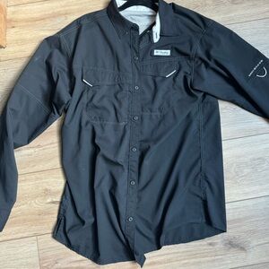 Black columbia fishing button up